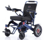 كرسي متحرك كهربائي من دكتور أورثو إطار أزرق ألومنيوم خفيف الوزن ينطوي كالشنطة مع محرك 250 وات وبطارية ليثيوم مسموح الصعود به علي الطائرة