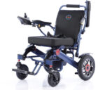 كرسي متحرك كهربائي من دكتور أورثو إطار أزرق ألومنيوم خفيف الوزن ينطوي كالشنطة مع محرك 250 وات وبطارية ليثيوم مسموح الصعود به علي الطائرة - Image 2